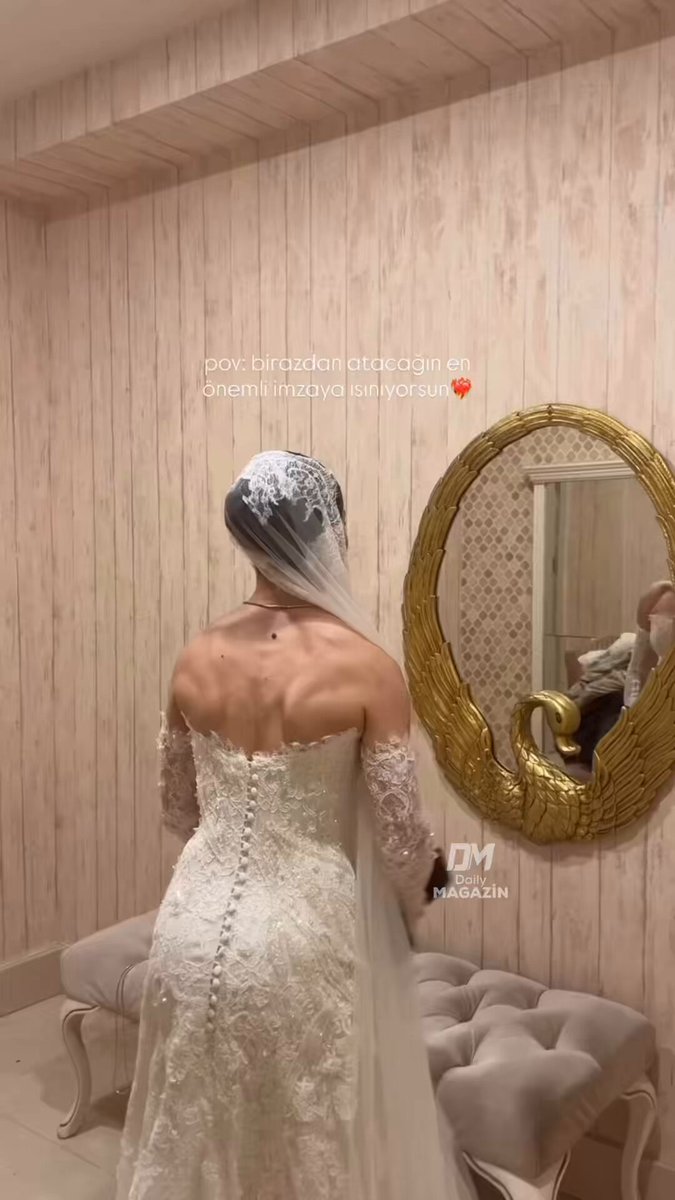 Hukukçu be yoga eğitmeni Aleyna Akçay, düğün gününde de dambıl kaldırmayı ihmal etmedi.