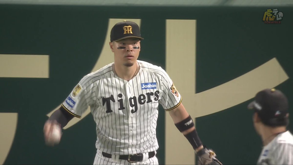 6回表、右中間深い当たりのフライを見事にスライディングキャッチ!主砲・佐藤輝明選手のファインプレー!