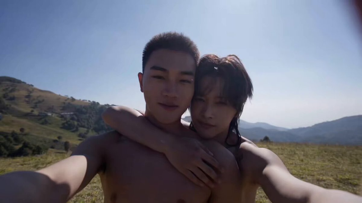 HOLY MOLY THIS IS WHAT WE CALL FANSERVICE 😭
