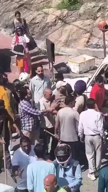 Have the guts to post the full video 😡😡😡 Amply clear your civilians are prepared with lathis and they are attacking the outnumbered nihangs with typical mob mentality 🤬🤬