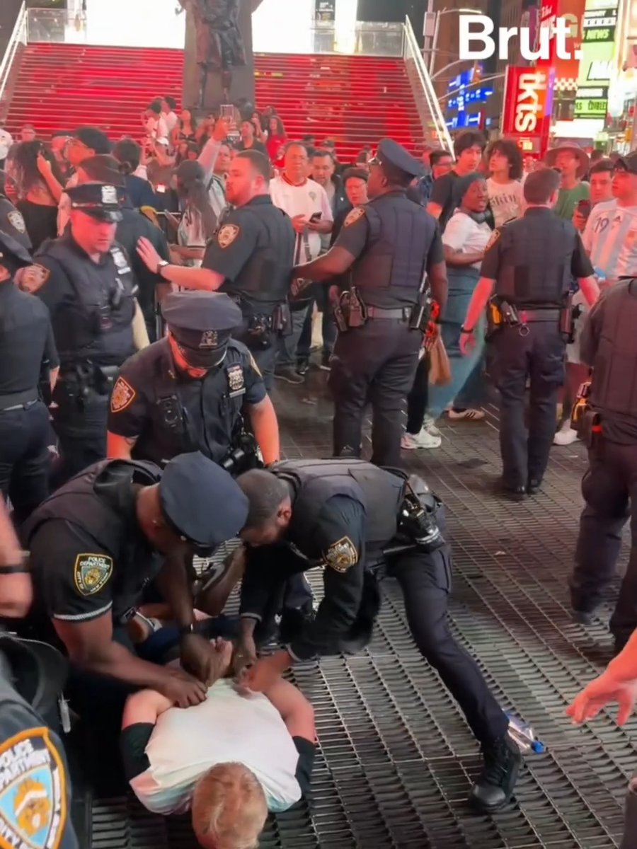 "Times Square": Por los incidentes entre hinchas de Argentina y Argelia en Nueva York