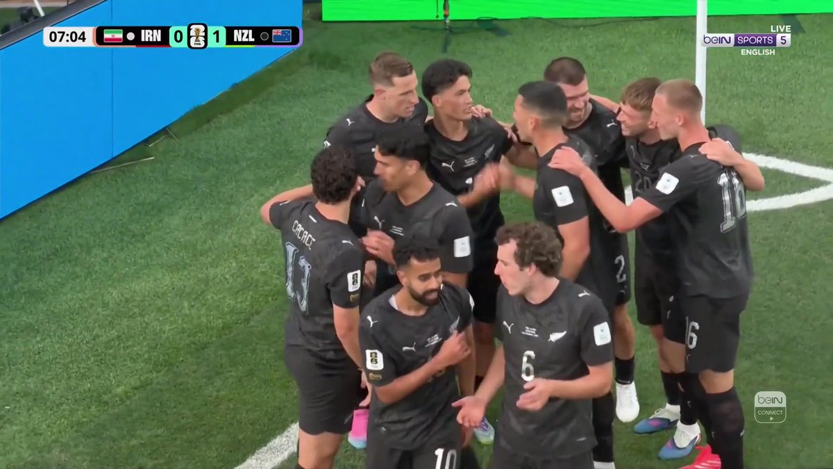 من فيه مهاجم في العالم يقدر يحضر الكورة على صدره بهذا الهدوء مرتين متتالية بين مدافعين ايران بهذه الأطوال؟ ما هذا يا كرس وود؟ مذهل يارجل