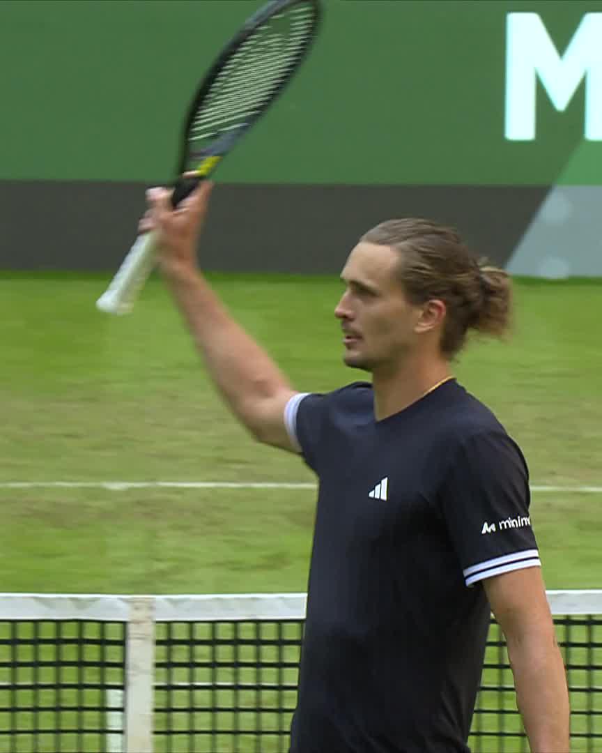 Kicking off his grass season with a W ✅ Alexander Zverev keeps the momentum rolling, defeating Kopriva 6–3 4–6 6–2 to advance in Halle #TWO26