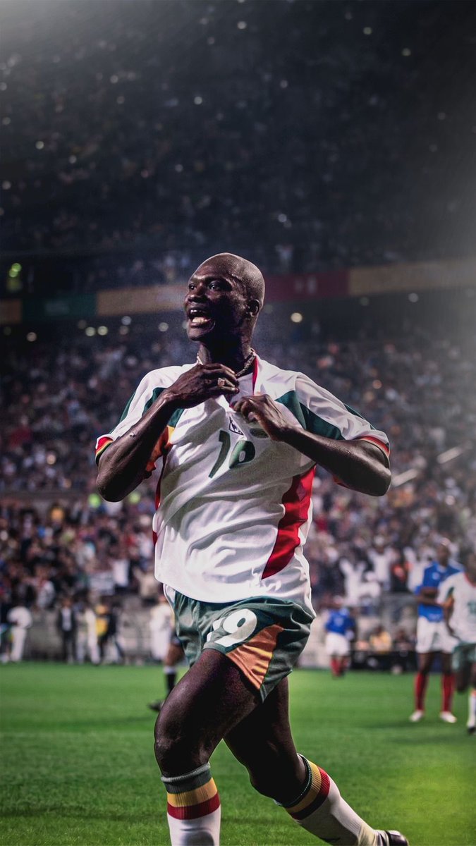2026 FIFA Dünya Kupası’nda Senegal bugün Fransa karşısına çıkıyor. 24 yıl önce Papa Bouba Diop'un attığı golle Dünya Kupası tarihinin en büyük sürprizlerinden birine imza atan Senegal, bir kez daha sahnede! 🇸🇳🔥 Senegal Milli Takımı'ndaki temsilcimiz Cherif Ndiaye'ye odaklandığımız bu ilk bölümde, futbola başladığı günlerden Samsunspor formasını giydiği ana uzanan hikayeyi, Cherif'in ağzından dinliyoruz. 📺 Şimdi YouTube kanalımızda! 👉 #SENFRA #FIFAWorldCup #CherifNdiaye #Senegal #GoGainde