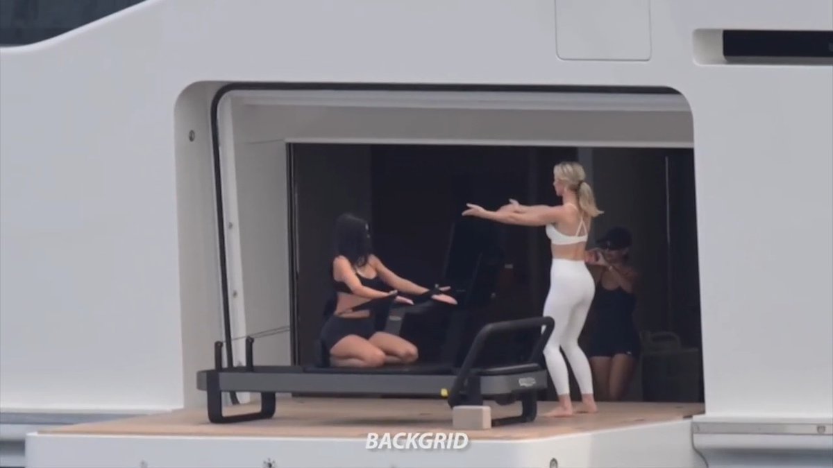 😍 Kylie Jenner works out in a sports bra on a yacht in the Mediterranean. Credit: Backgrid