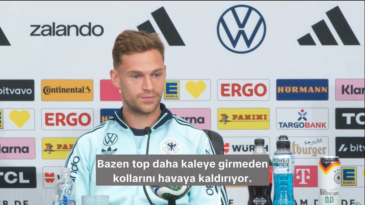 Joshua Kimmich: "Takım gol attığında Sane'nin nasıl sevindiğini görüyorum. Genellikle ilk sevinen kişi o oluyor. Takım arkadaşlarına büyük bir güven duyuyor. Bazen top daha kaleye girmeden kollarını havaya kaldırıp sevinmeye başlıyor."