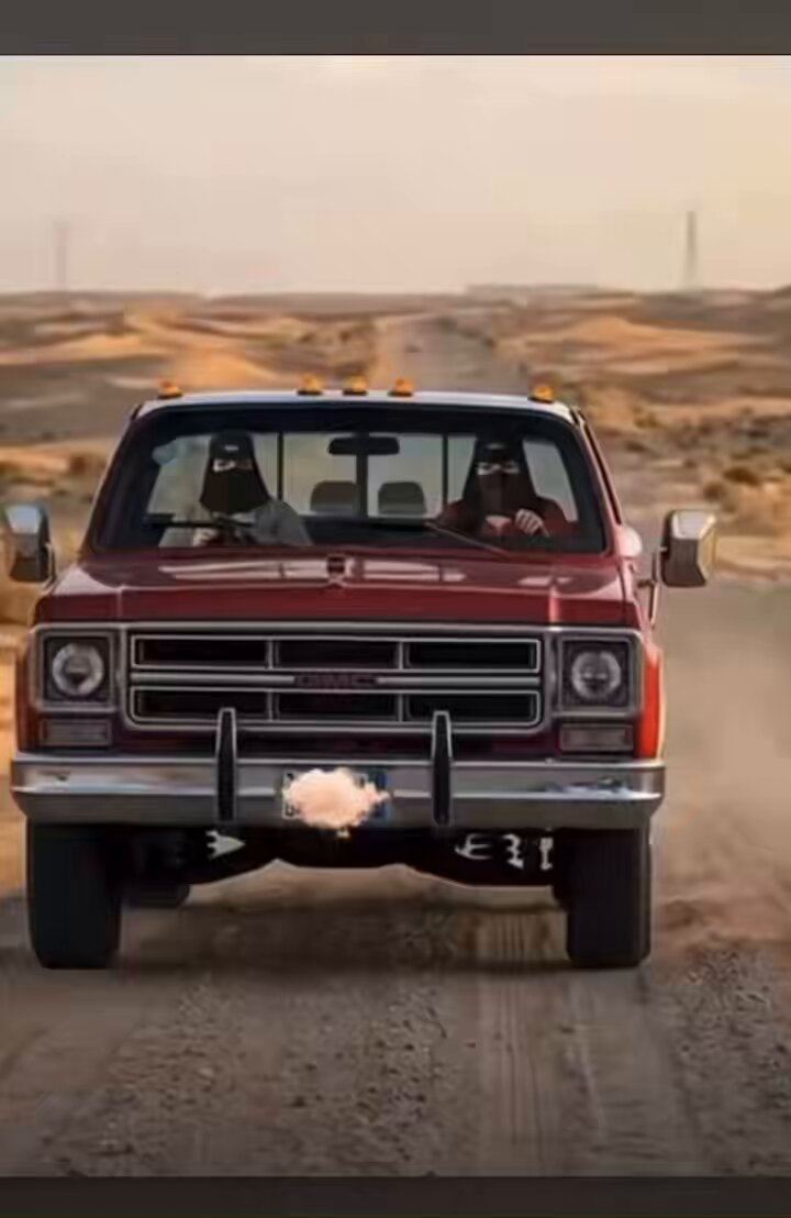#تقرير : المرأه بالمجتمع البدوي وعشقها للإبل🐪 من أخر البدو بلهجتها النجديه وتقود مركبتها الجمس الحمر وتركب البعير وناقتها الوضحاء وبيت الشعر وتعزف الربابه مصنوعه من جلود الإبل الله يرحم الشاعر ابن سبيل: قلبي ربيعه حبة البدو ومناه والشاعر المجماج: لا والله الا شدو البدو نجاع