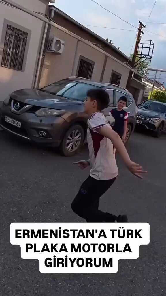 Ermenistan'a Türk plakalı motosikletle giden gezgin, sınır kapısında ve ülkede yaşadıklarını anlattı: 🔺 "Ermenistan'a Türk plaka motorla giriyorum" diyerek yola çıkan motorcu, sınır kapısında görevlilerin ve halkın yoğun ilgisiyle karşılaştı. 🔺 Yol boyunca karşılaştığı çocukların ve sürücülerin "Türk müsün?" sorularına "Evet, Türk'üm" yanıtını verdi. 🔺 Girdiği bir hediyelik eşya dükkanında üzerinde Ermenistan Ararat yazan Ağrı Dağı görsellerinin yer aldığı magnetler ve açacaklar dikkat çekti. 🔺 Sınır kapısında ve ülkede herhangi bir sorunla karşılaşmadığını belirten gezgin, yerel halkın kendisine oldukça misafirperver davrandığını söyledi. 🔺 Konuştuğu bir Ermeni vatandaşının "Daha önce Türkiye'ye gittin mi?" sorusuna "Evet, Batı Ermenistan'a gittim; Kars ve Ağrı'ya" yanıtını vermesi şaşırttı.