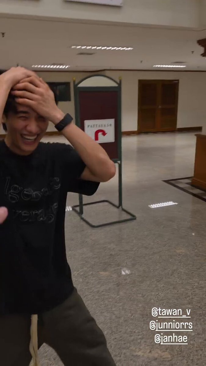ภูวินทันป่ะ เข้าใจที่พี่เตเล่นป่ะ บทเรื่องน้ำพุ55555555555555555555555 บทออริจินัลคือ “แม่ครับ พุติดยา” แต่พี่เตเล่นผิด จูเลยบอก “แม่ครับ เตติดพุ” แล้ววงแตก “แม่ครับ พุติดเต” “แม่ครับ เตติดเตียง” “พุครับ แม่ติดยา” คือไม่ตรงบทสักที #GMMTVOuting2026