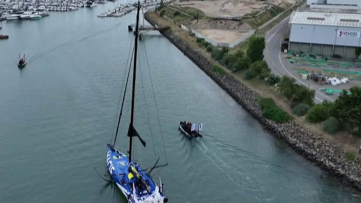 ⛵ #Stade2 | L'hommage des marins à Charlie Dalin Aujourd'hui, les skippers ont franchi la ligne d'arrivée de la Vendée Arctique aux Sables-d'Olonne, avec une pensée particulière pour Charlie Dalin.🙏 ▶️ L'émission en replay :