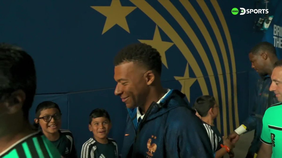 Miren cómo reaccionan estos nenes al ver a Kylian Mbappé. 🥹⚠️🇫🇷