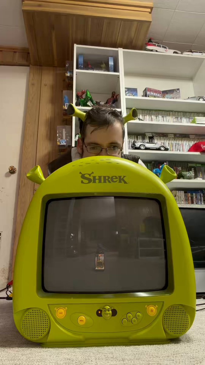 WATCHING THE NEW SHREK 5 TRAILER ON MY SHREK TV