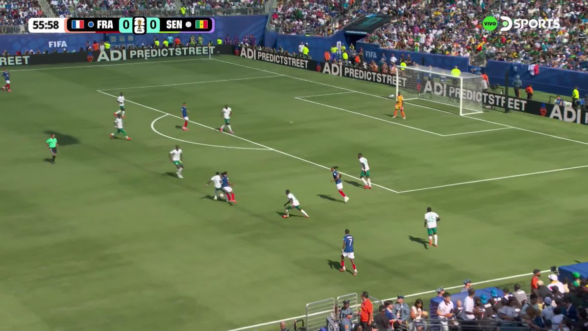 ¡TAPADÓN DE MENDY PARA EVITAR EL GOL DE FRANCIA! Después de un buen robo de Olise, Mbappé se fue mano a mano, pero el arquero senegalés cortó efectivamente lo que podría haber sido el 1-0.