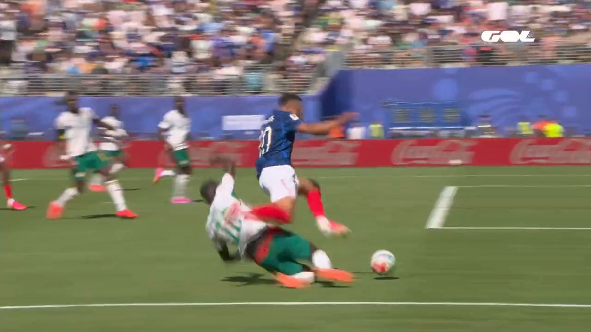 #Francia #Senegal 🦵Mbappé se lleva el balón, Mané se desliza a ras de suelo, llega tarde, no toca esférico y contactan ambos cayendo el francés. 📌PARA MÍ ES PENAL. 👮:❌ 📺:✅ ▪️No pita penal en vivo Faghani, lo mandan al monitor y se...