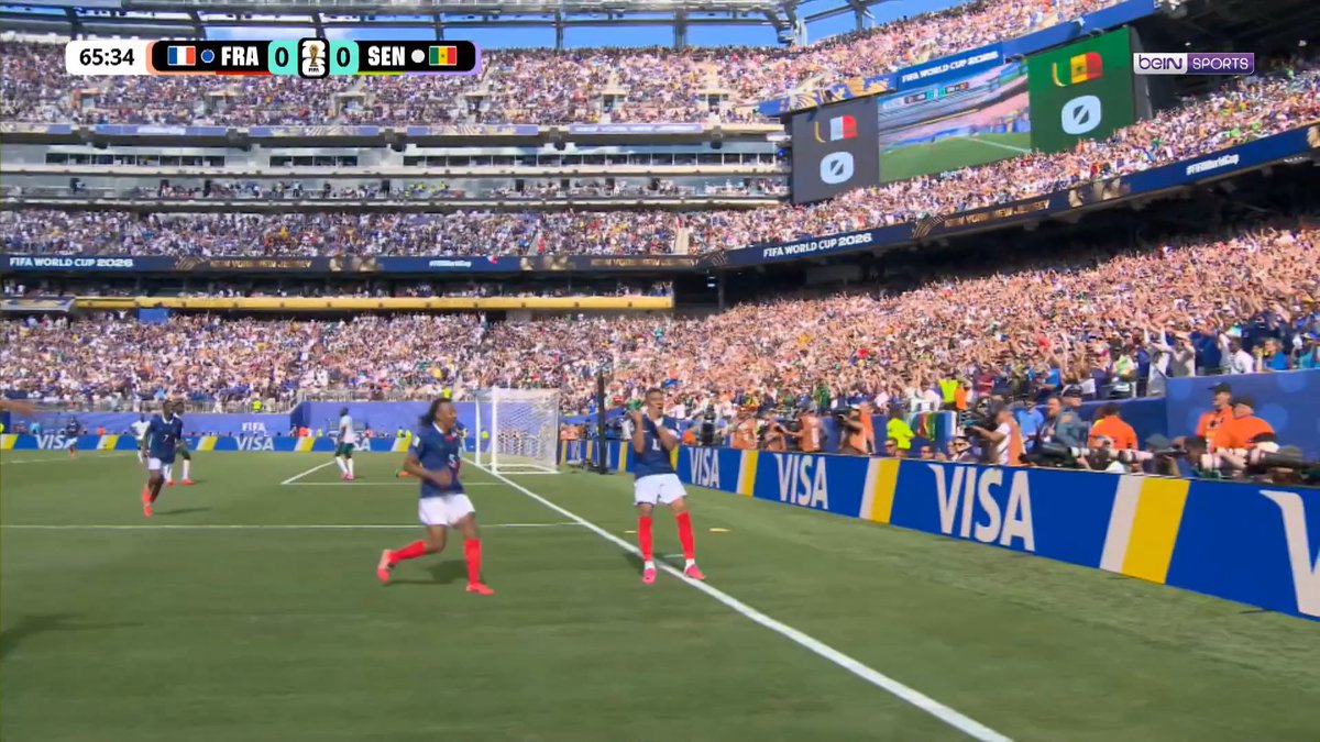 La France réussit ses débuts dans cette Coupe du Monde en s’imposant contre le Sénégal, 3-1 ! Kylian Mbappé (doublé) et Bradley Barcola ont marqué !