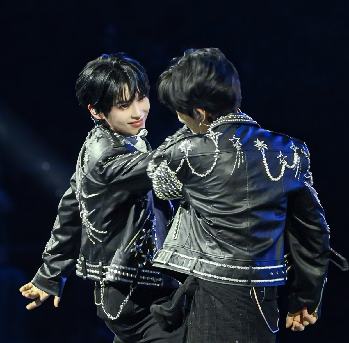 they were so happy performing together 😭 their chemistry is something out of this world wow haobin