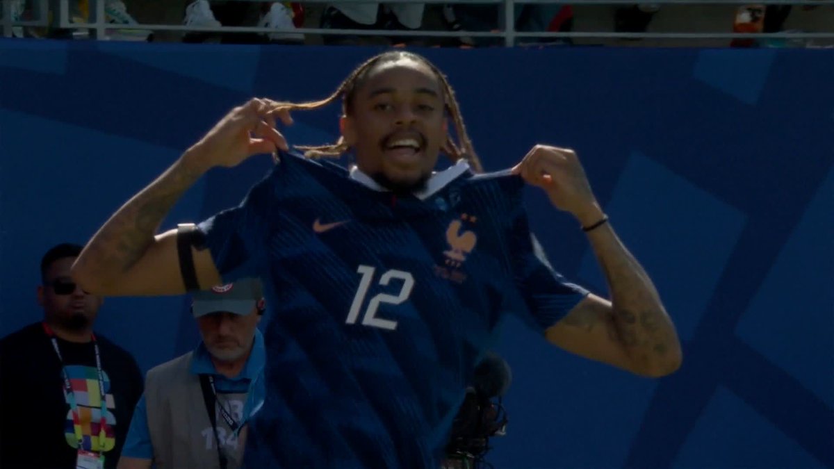 Bradley Barcola finishes with style ✨ France are on top against Senegal!