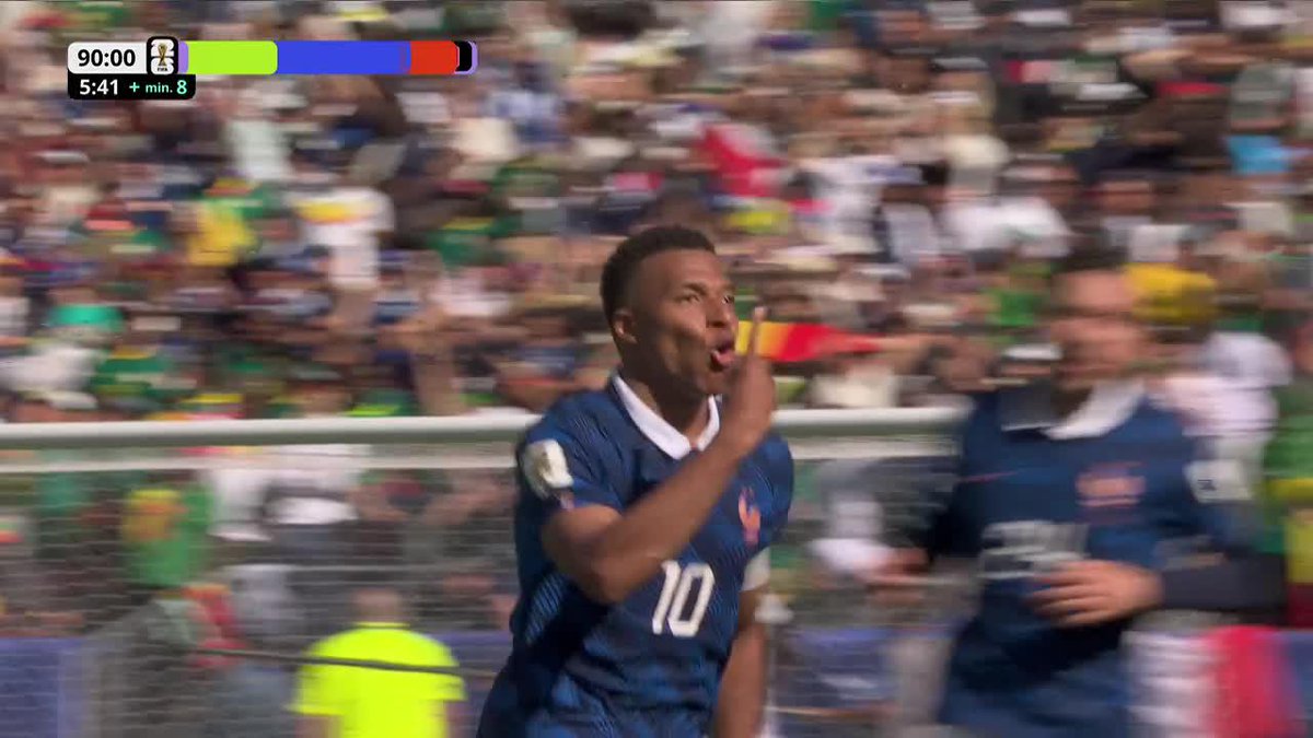 ¡¡ESTÁS COMPLETAMENTE LOCO, KYLIAN!! Justo después del descuento de Senegal, Mbappé sacó un derechazo INFERNAL y marcó un GOLAZO para el 3-1 final de Francia. ⚽ #ESPNMundial 📺 Mirá los mejores partidos de la #FIFAWorldCup por ESPN, en el Plan Premium de #DisneyPlus