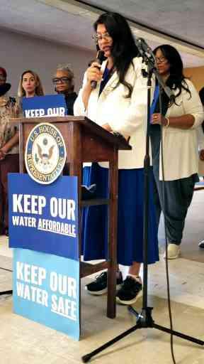 Michigan Congresswomen Rashida Tlaib and Debbie Dingell introduce the Water Access and Affordability Act. Proposed amendment to establish a $20-billion annual Low-Income Drinking Water Assistance Program. VIDEO: Jon Hewett