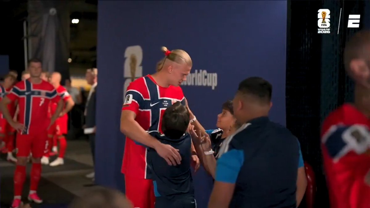 HAALAND Y LOS NIÑOS 😍 El Androide vivió un momento tierno en la previa del debut de Noruega ante Irak en el Mundial. ⚽ #ESPNMundial 📺 Mirá los mejores partidos de la #FIFAWorldCup por ESPN, en el Plan Premium de #DisneyPlus
