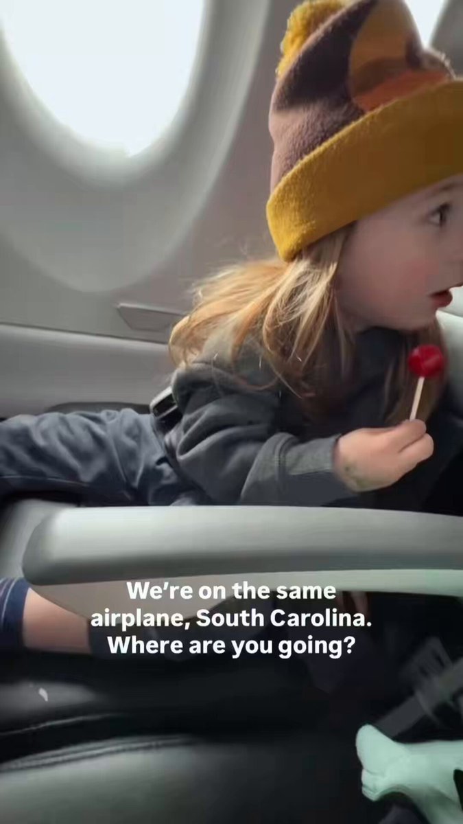 Little kids interacting on a flight ✈️ I love this compared to listening to a child crying. Would you interact with them?