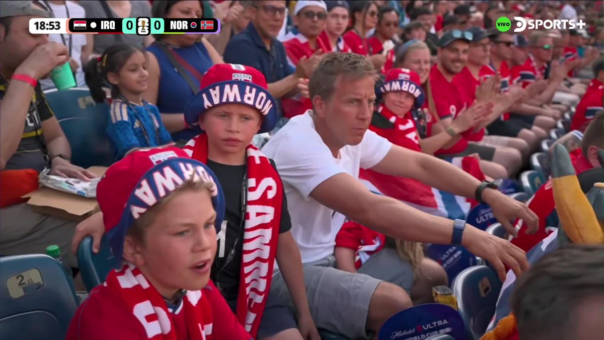 JAJAJAJAJA, los hinchas de Noruega remando en la tribuna al estilo vikingo. 🇳🇴 EL BENDITO MUNDIAL 2026. 🏆🚬