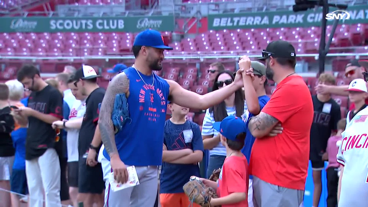 Sean Manaea teaches a young Mets fan some pitch grips and arm angles