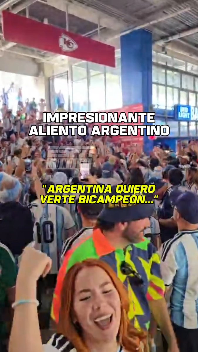 "ARGENTINA QUIERE VERTE BICAMPEÓN..." 🎶🇦🇷 ¡LOCURA ARGENTINA EN EL INGRESO AL ESTADIO! 🎬 #ESPNMundial 📺 Mirá los mejores partidos de la #FIFAWorldCup por ESPN, en el Plan Premium de #DisneyPlus