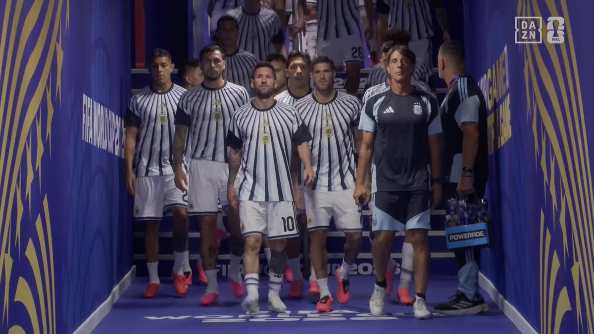 ES LA IMAGEN. ES TODA ARGENTINA ESCOLTANDO A MESSI 😍🇦🇷 Messi y su banda llegan al Mundial #DAZNMundial #FIFAWorldCup