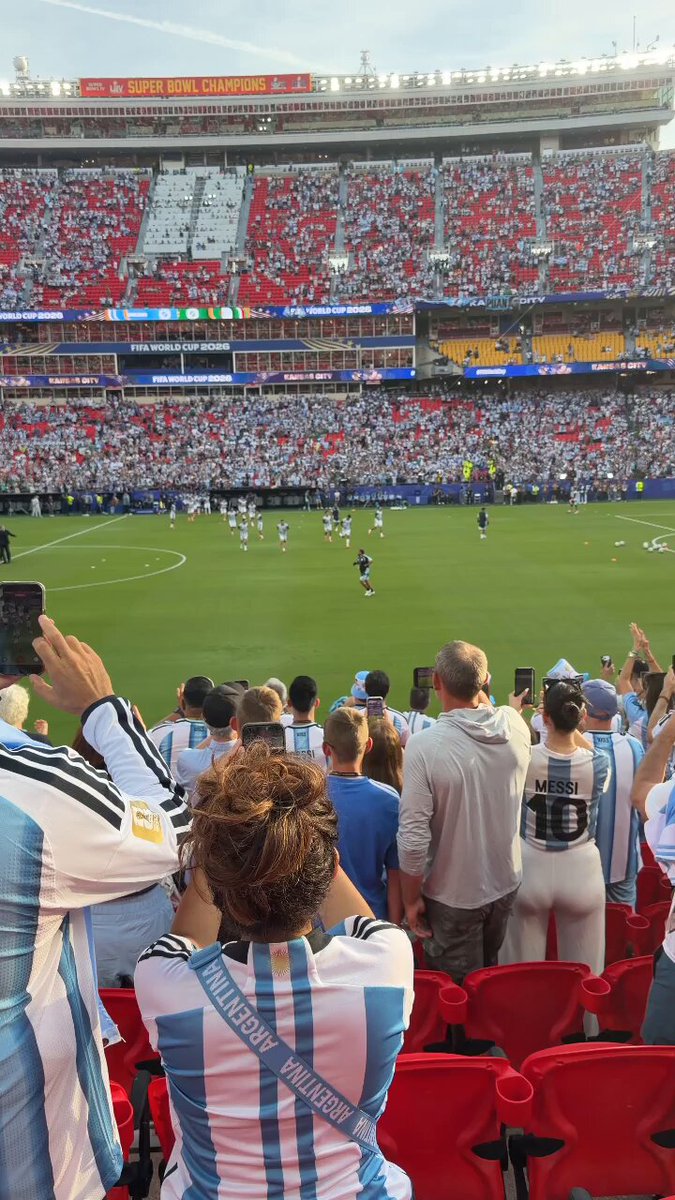 🚨 Leo Messi warming up ahead of World Cup opener!