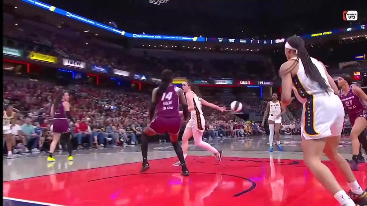 This Caitlin Clark behind-the-back assist 🔥