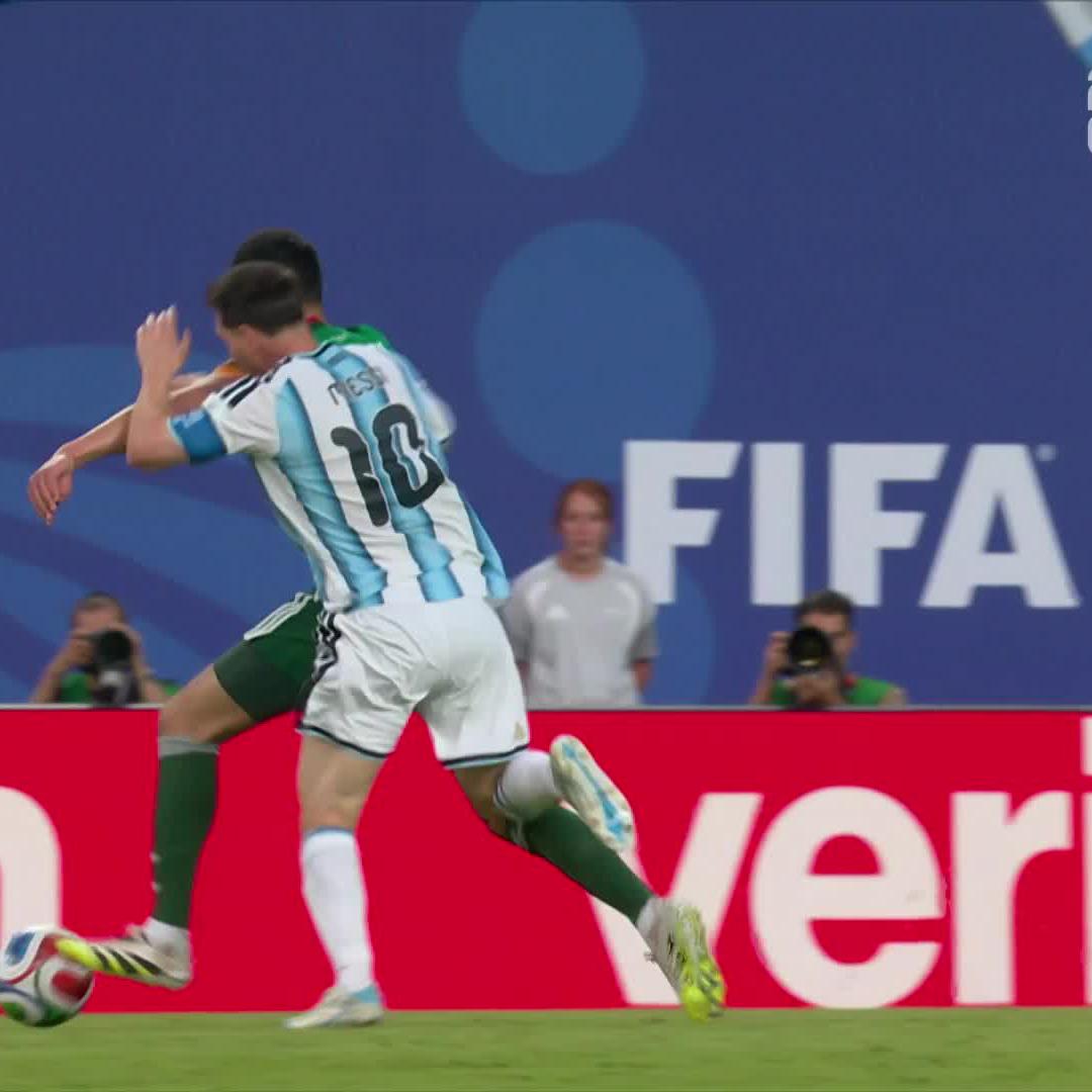 No, necháme to bez komentáře. Hrajeme dál a bez karty. Názor si udělejte sami. Sledujte #FIFAWorldCup na Nova Action a Oneplay. 📺 #NovaSport | #NovaAction