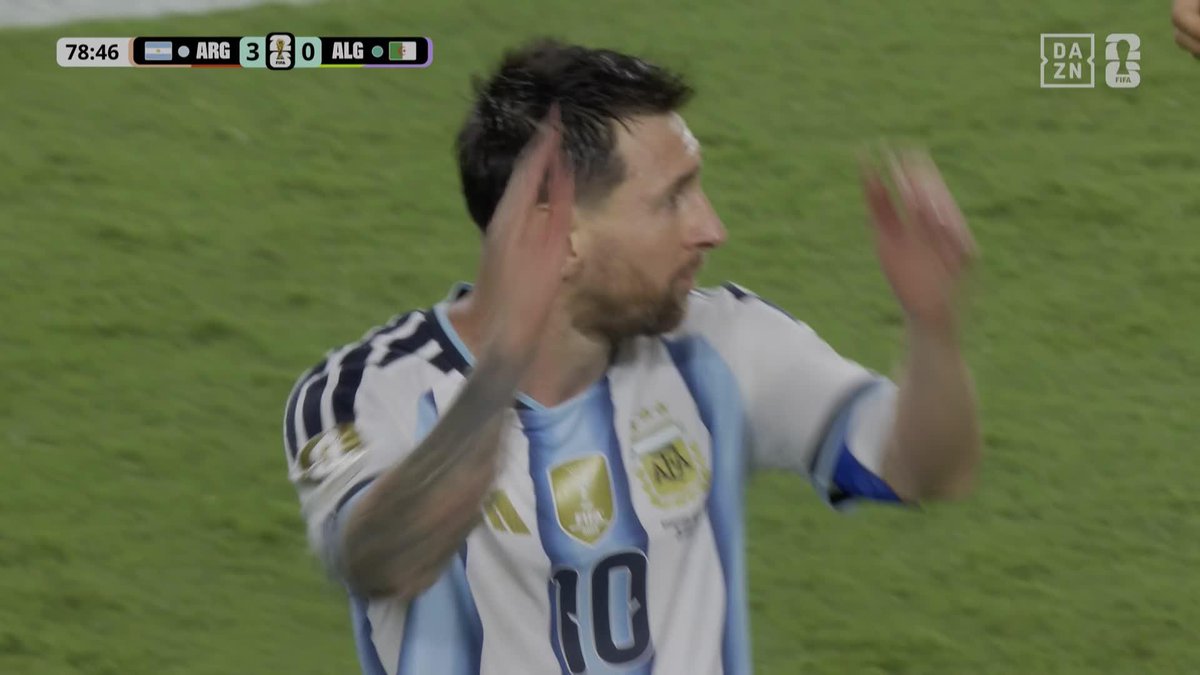 Al rey se le despide con honores 🇦🇷🎩 La ATRONADORA ovación del Kansas City a Leo Messi tras marcar un hat-trick a Argelia... ¡IMPRESIONANTE! 👏👏👏 #DAZNMundial #FIFAWorldCup