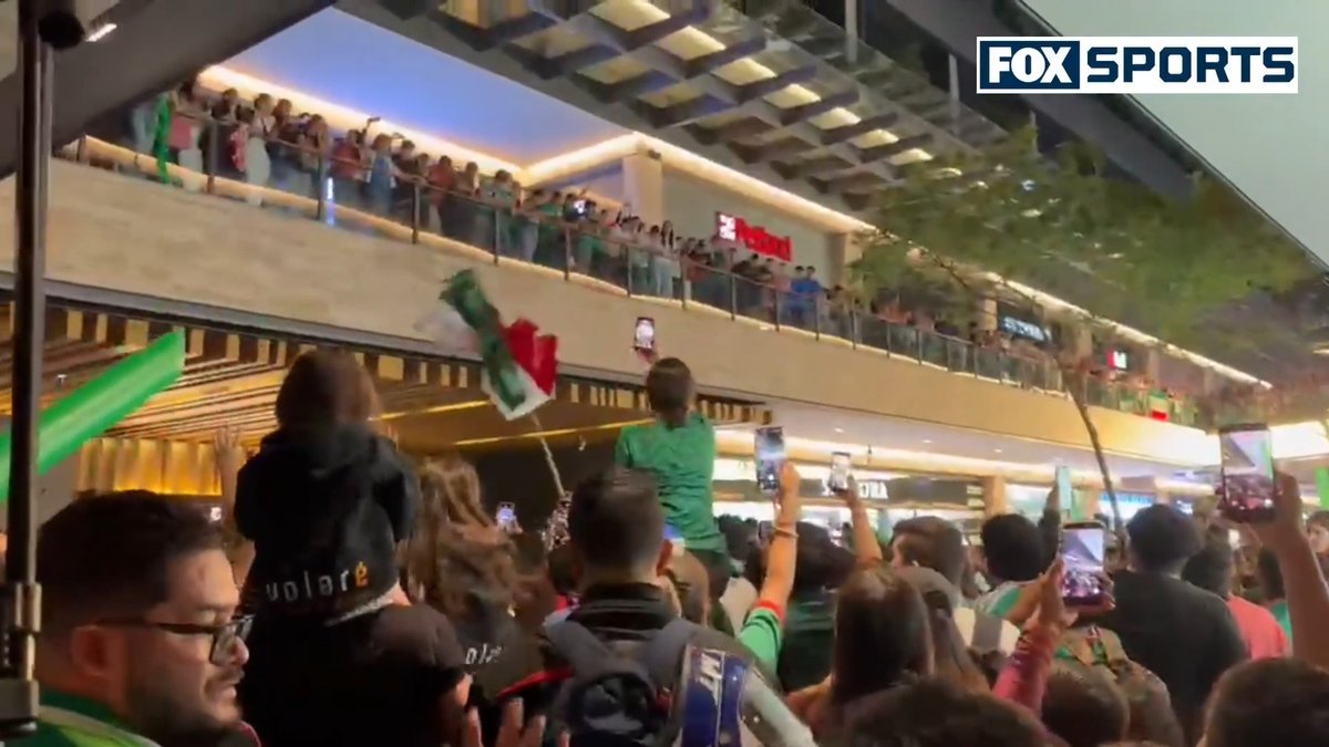 🚨🤯 AN INCREDIBLE RECEPTION FOR THE MEXICAN NATIONAL TEAM IN GUADALAJARA! Hundreds of fans gathered tonight ahead of the game against South Korea in the World Cup. The nerves are kicking in! ❤️🏆