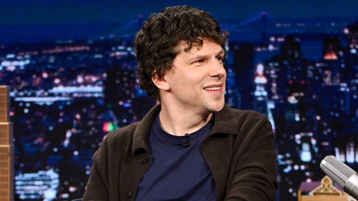 Jesse Eisenberg donated his kidney to a complete stranger ❤️ #FallonTonight