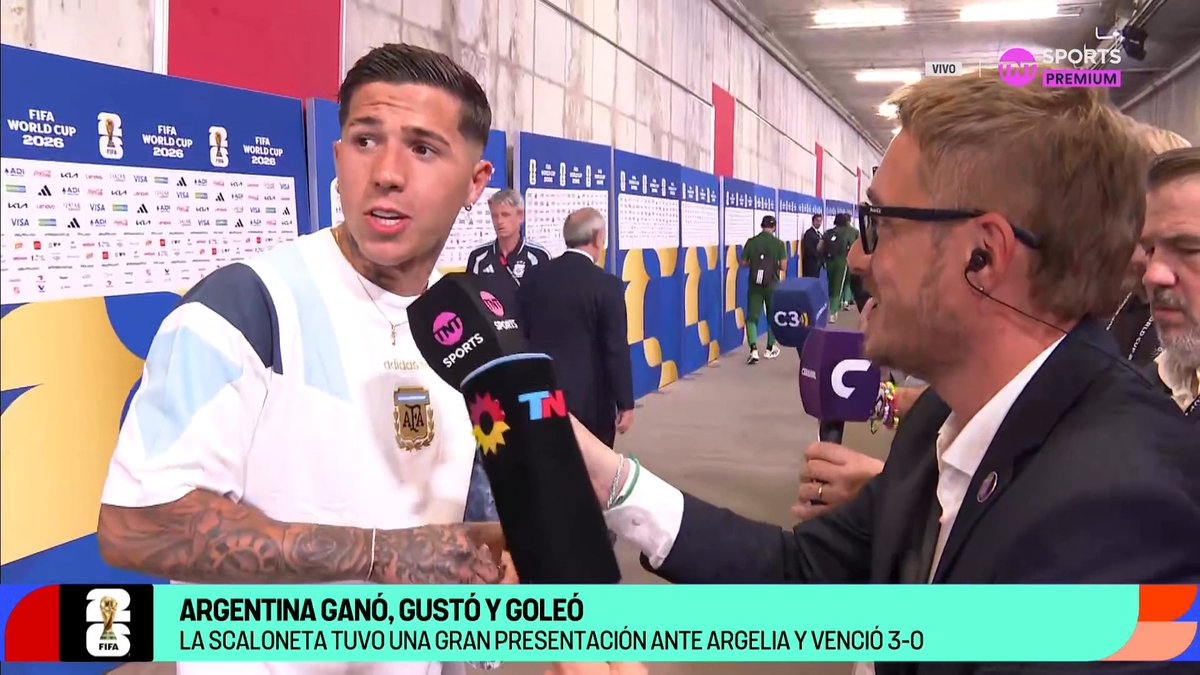"ESTÁ ENCENDIDA LA CABRA" 🐐🔟 Enzo Fernández y su tremendo ELOGIO para LIONEL MESSI después del hat-trick que marcó en el debut de la SELECCIÓN ARGENTINA ante Argelia. 🇦🇷🗣️ "Se divierte mucho en el día a día. Leo es uno más de nosotros y tenemos un grupo fenomenal", declaró el mediocampista. #TNTSportsMundial