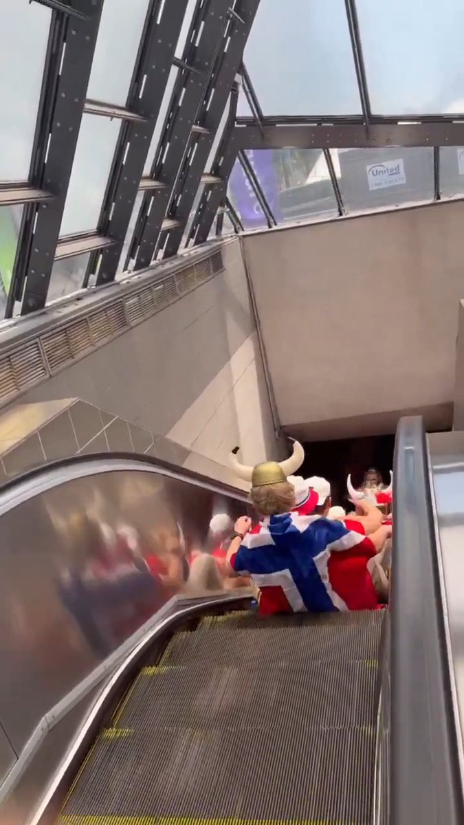 Nothing to see here, just Norway fans doing a Viking Row up escalators in the USA 😅🇳🇴 (via Jeremy Siegel, @gbhnews)