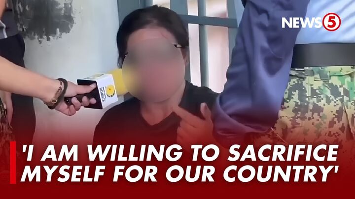 'KAILANGAN KO SI ROBIN!' Isang hindi pinangalanang babae ang sapilitang pinaalis ng mga awtoridad matapos magpumilit na pumasok sa gusali ng Senado para makita at makausap ang kaniyang iniidolong si Sen. Robin Padilla. | via MOJO JF Rivera