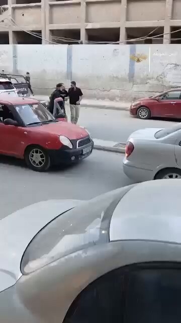 سحل شبيح أكيد سنرى الكثير من هذه المظاهر عندما يتأخر تحقيق العدالة الانتقالية ومحاسبة المجرمين باختصار علقوا المشانق ليبرد قلب الناس