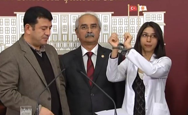 özgür özel sağ kolu Veli Ağbaba'nın TBMM'ye getirip şov yaptırdığı Ceren Güneş kod adlı terörist özge aydın'ın TSK ile girdiği çatışmada etkisiz hale getirildiğini biliyor muydunuz?