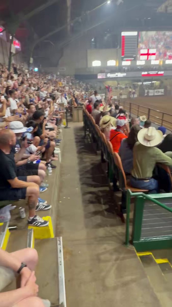 🏴󠁧󠁢󠁥󠁮󠁧󠁿🤠 England fans at the Stockyards Championship Rodeo yesterday...