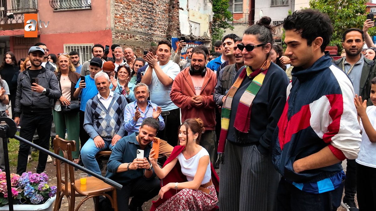 Ekran önü ayrı, kamera arkası ayrı güzel! 🤍 1.⁠ ⁠Bölümden geriye kalanlar. 🎬 #AltıÜstüİstanbul yeni bölümüyle her pazartesi 20.00’de #atv’de! atv