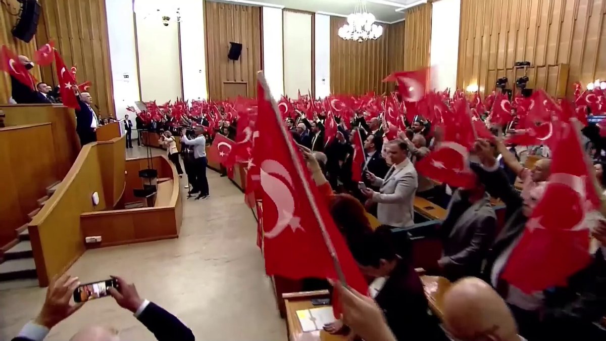 İyi Parti Genel Başkanı Sn Müsavat Dervişoğlu bugün Meclis Grup Toplantısı intihar eden polisler için #BayrakAçıyorum diyerek tepkisini ortaya koymuştur. İyi parti kesimine sosyal medyada polis etkinliklerine verdikleri destekten ötürü teşekkür ediyoruz. Polisin siyasi görüşü olmaz ama kendisini unutmayanı da unutmaz 🇹🇷 #Polis #İyiParti