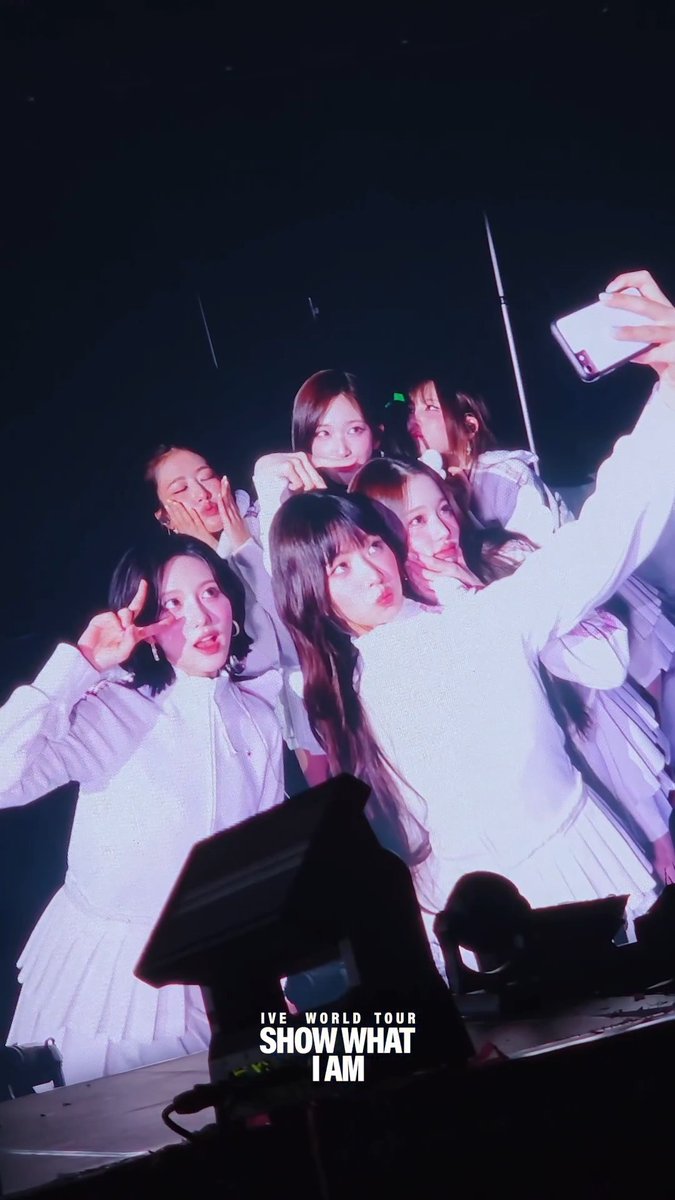 [📸] 𝑆𝐻𝑂𝑊 𝑊𝐻𝐴𝑇 𝐼 𝐴𝑀 in MELBOURNE ✈️ #IVE #아이브 #SHOW_WHAT_I_AM