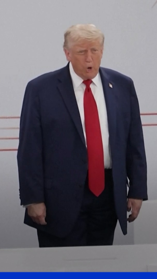 "Je suis le boss", plaisante Donald Trump en arrivant avec une heure de retard à une réunion du G7