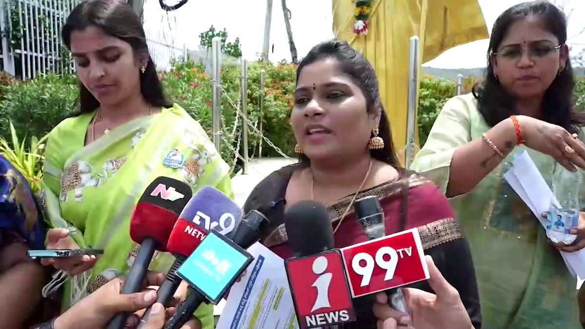 డీఎస్సీ అక్రమాలపై చర్చకు ఛాలెంజ్ విసిరి.. మేము వచ్చేలోపు ఎందుకు పారిపోయావు Lokesh Nara ? డీఎస్సీ పరీక్షల నిర్వహణలో భాగమైన వ్యక్తికి ఫస్ట్ ర్యాంక్ ఎలా వచ్చిందయ్యా అంటే? సమాధానం చెప్పరు నీతో చర్చించడానికి.. వైయస్ జగన్ గారు అవసరం లేదు.. మా పార్టీలోని మహిళలు చాలు -నాగమల్లేశ్వరి గారు, వైయస్‌ఆర్‌సీపీ రాష్ట్ర అధికార ప్రతినిధి #MegaDSCScam #LooseLokesh #SadistChandraBabu