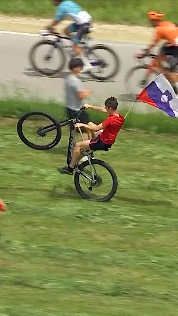 Some neat wheelie skills beside the Tour of Slovenia 🤯