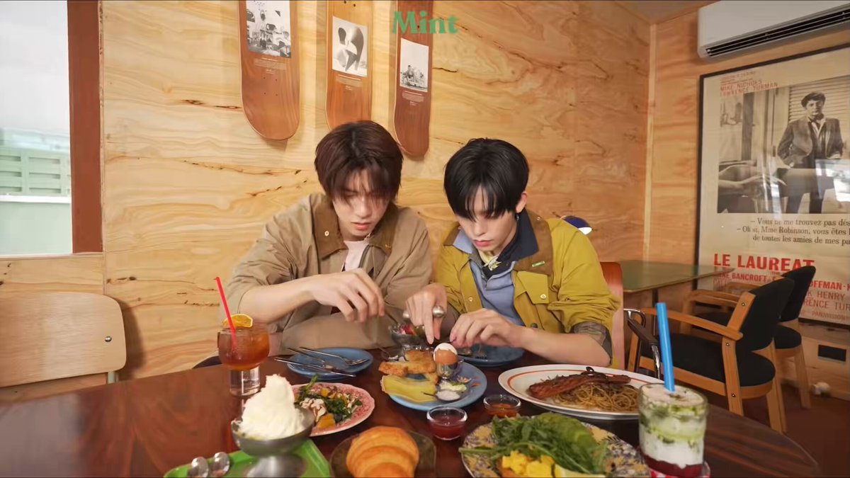#TeeTeePorxMintHangOut 👤: Do you two usually eat breakfast? 🐻‍❄️: Yes, I eat breakfast 👤: Tee, why are you laughing? 🐶: I didn’t wake up 🐻‍❄️: I stay at home, Tee live alone 🐻‍❄️: My mom usually prepares breakfast for me, like bread and soft-boiled eggs. Soft-boiled eggs every day 🐶: Oh yeah, when I was a kid, I used to have time to eat breakfast in the morning 👤: So Tee doesn’t wake up to eat breakfast. Normally, what time do you wake up if you don’t have work? 🐻‍❄️: Hooo, that’s really late already 🐶: But normally, if I don’t have work, I wake up around 1 - 2 pm // Tee is just the same as me 🤣🤣🤣
