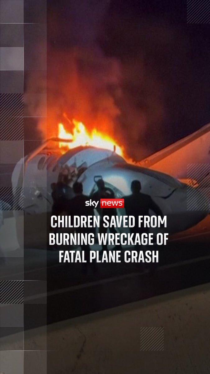 WATCH: Bystanders rush to rescue passengers after a small plane crashed into a highway in Texas. One person has died, and the others have been rushed to the hospital for treatment.