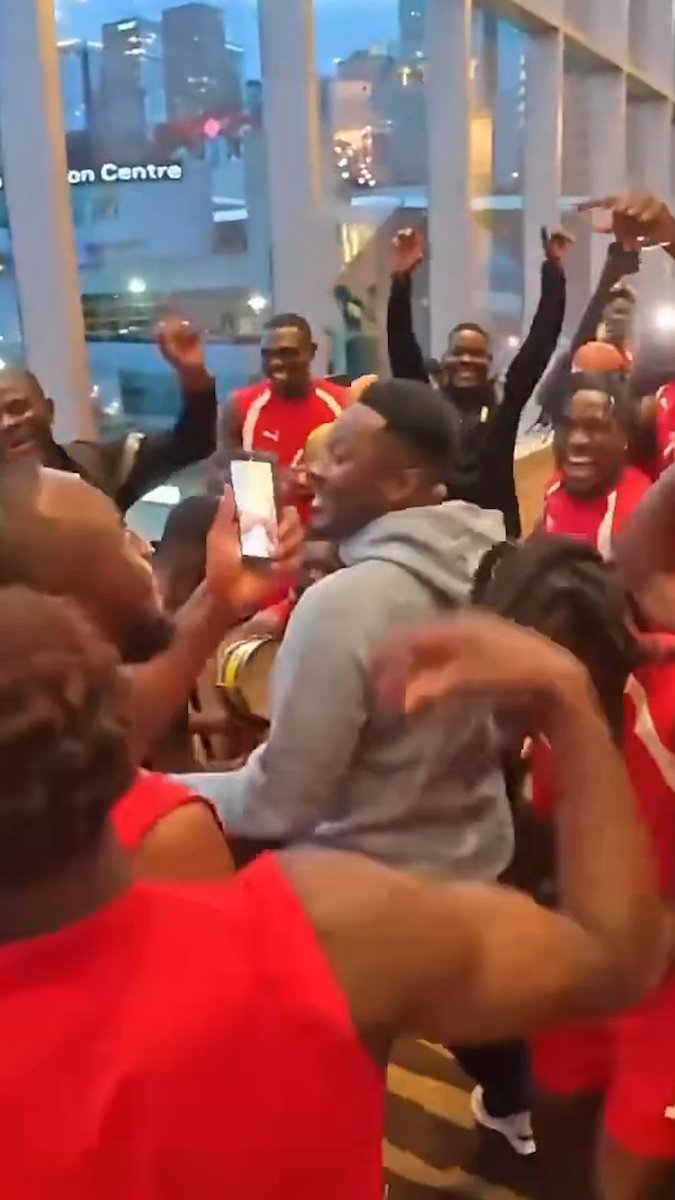 The Ghana national football team bringing the vibes with a Jama session alongside Asamoah Gyan ahead of their World Cup opener 🎶🇬🇭 (via 🇬🇭 Black Stars)